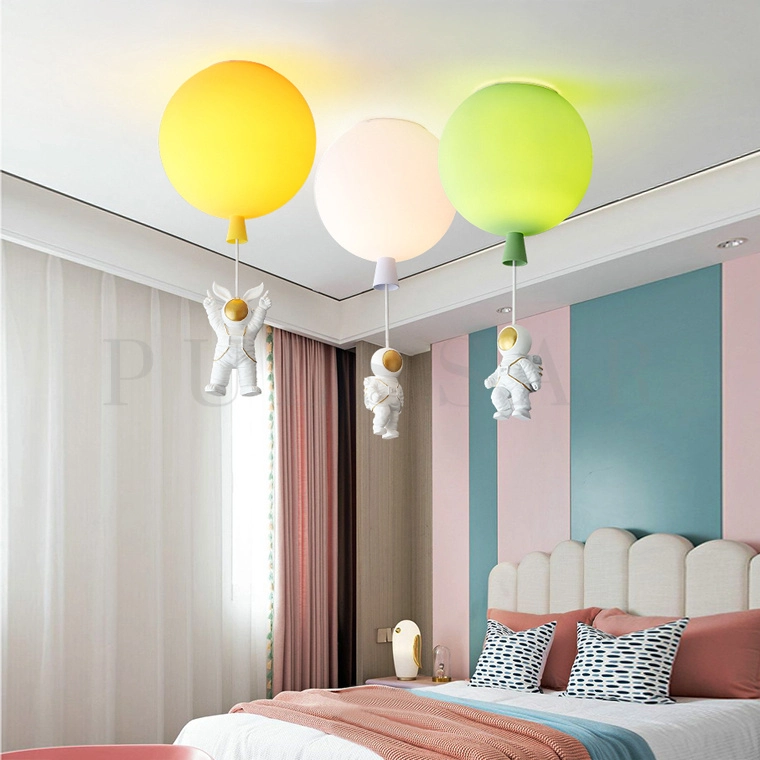 Свет в детской — потолочный светильник MERCURY с космонавтом на шаре