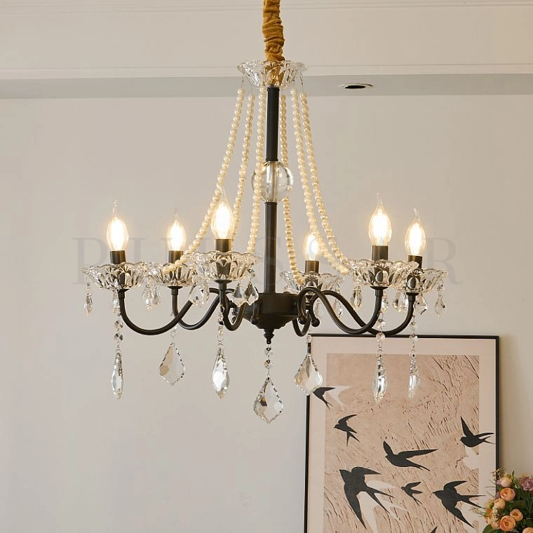 Виды подвесных светильников: роскошная люстра с хрустальными элементами в классическом исполнении