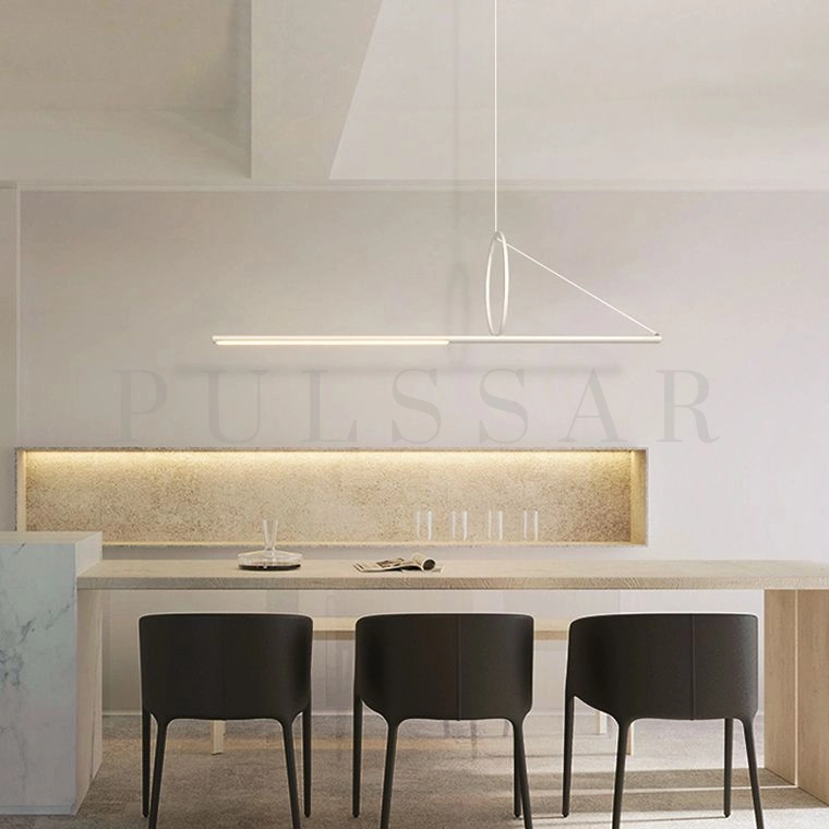 Освещение белой кухни — люстра рейка в интерьере фото