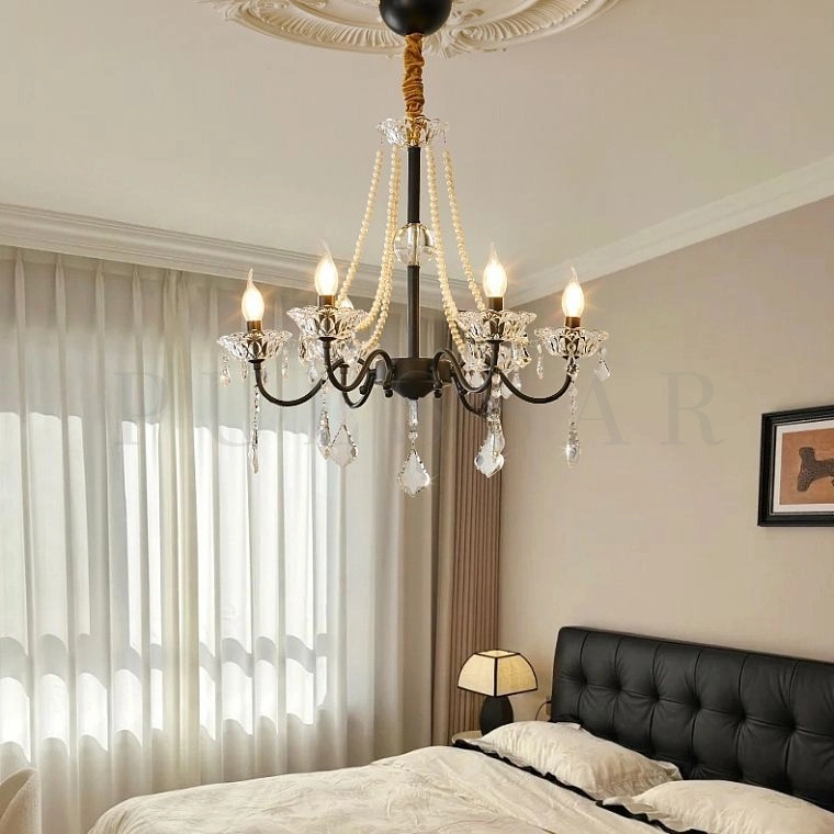 Люстры в гостиную в классическом стиле — подвесная модель с имитацией канделябров и плафонами-свечами