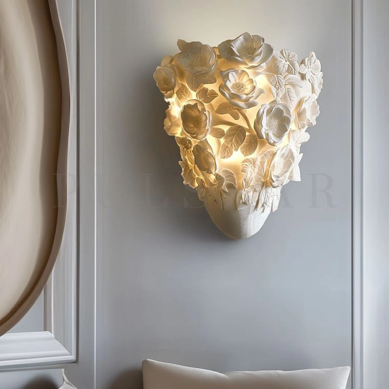 Настенные светильники в классическом стиле — бра с лепниной для спальни