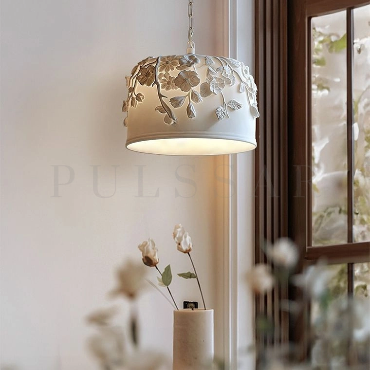 Потолочный светильник в классическом стиле —модель люстры подвесной с лепным обрамлением и рассеянным светом 120°