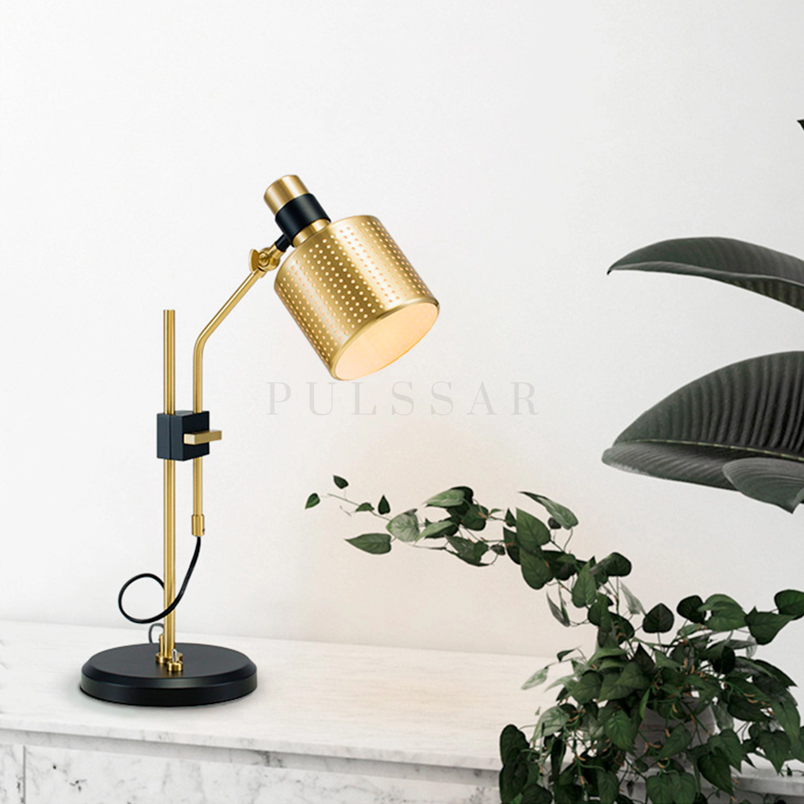 Как выбрать настольный светильник — латунная настольная лампа в интерьере