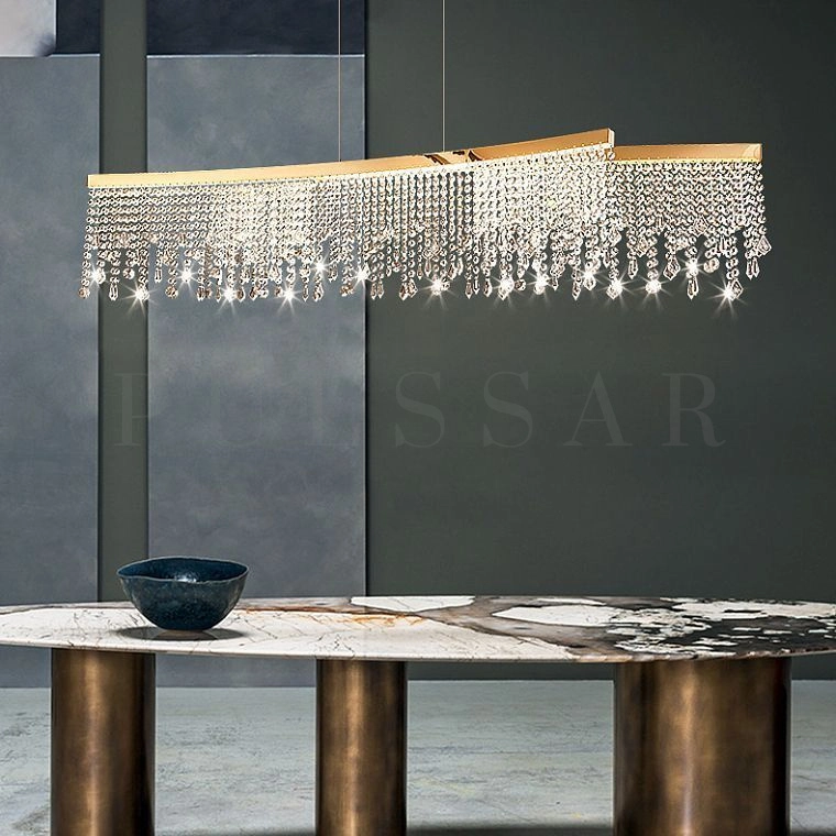 Люстра в интерьере кухни — хрустальная модель в классическом оформлении над обеденной зоной