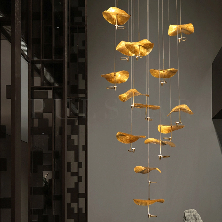 Подсветка деревянной лестницы в доме — модель длинной люстры в интерьере фото