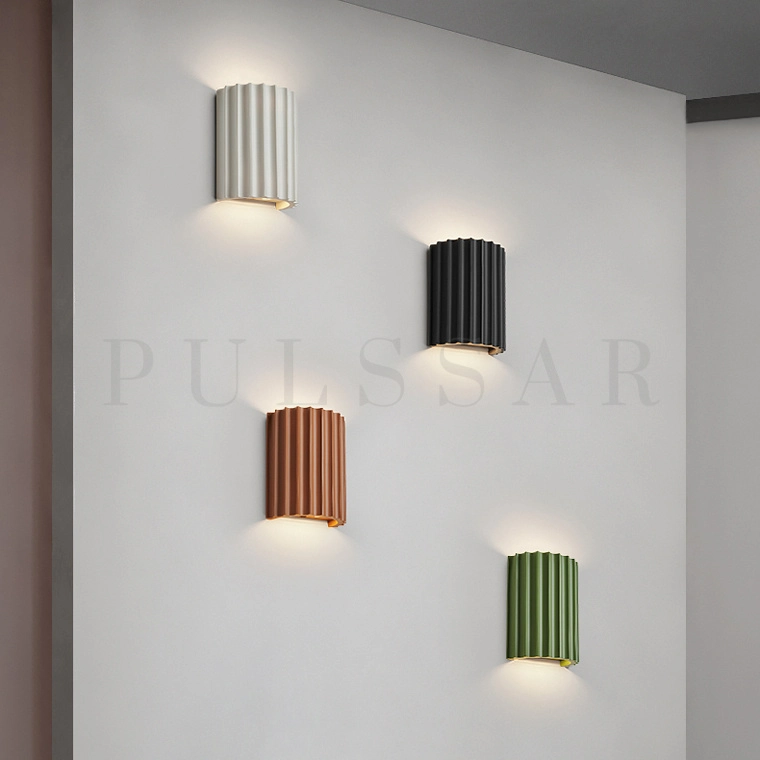 Современное освещение в прихожей — функциональное бра для зоны гардероба