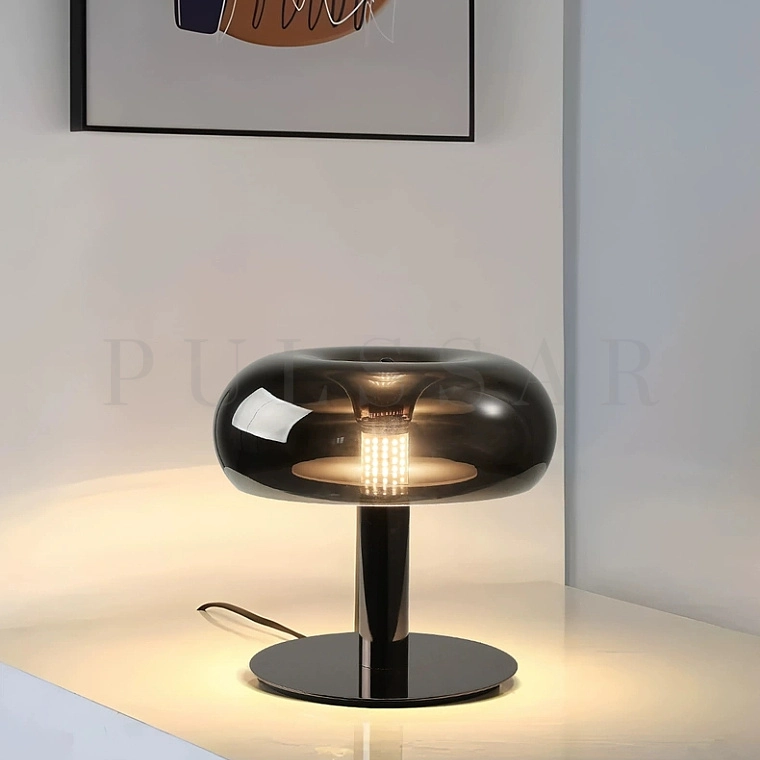 Люстра в стиле хай тек в спальню: настольная лампа для прикроватной тумбы Люстра в стиле хай тек в спальню — настольная лампа с плафоном из матового стекла