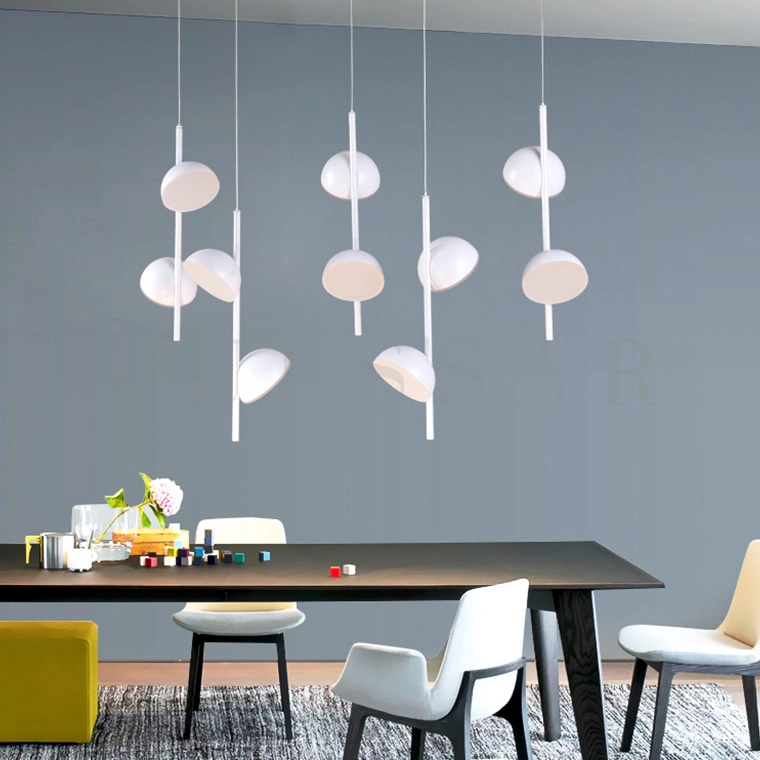 Люстра хай тек в гостиную: функциональный светильник над столом для зонирования пространства Люстра хай тек в гостиную — модель подвесного светильника белого цвета в интерьере фото