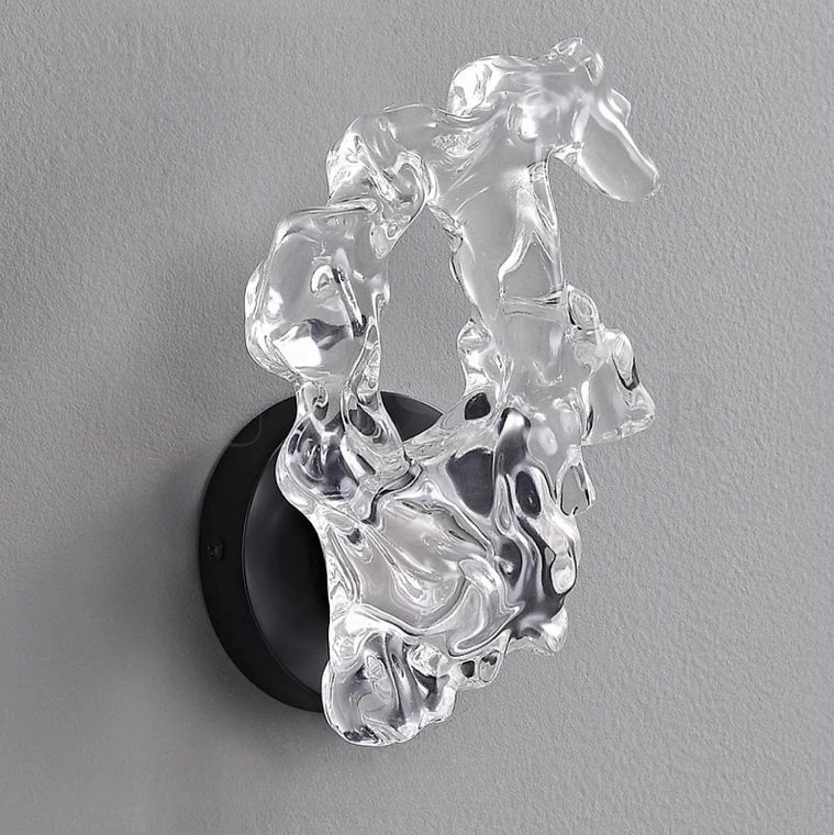 Современное освещение в ванной комнате — стилизованный настенный светильник с плафоном в виде брызг воды