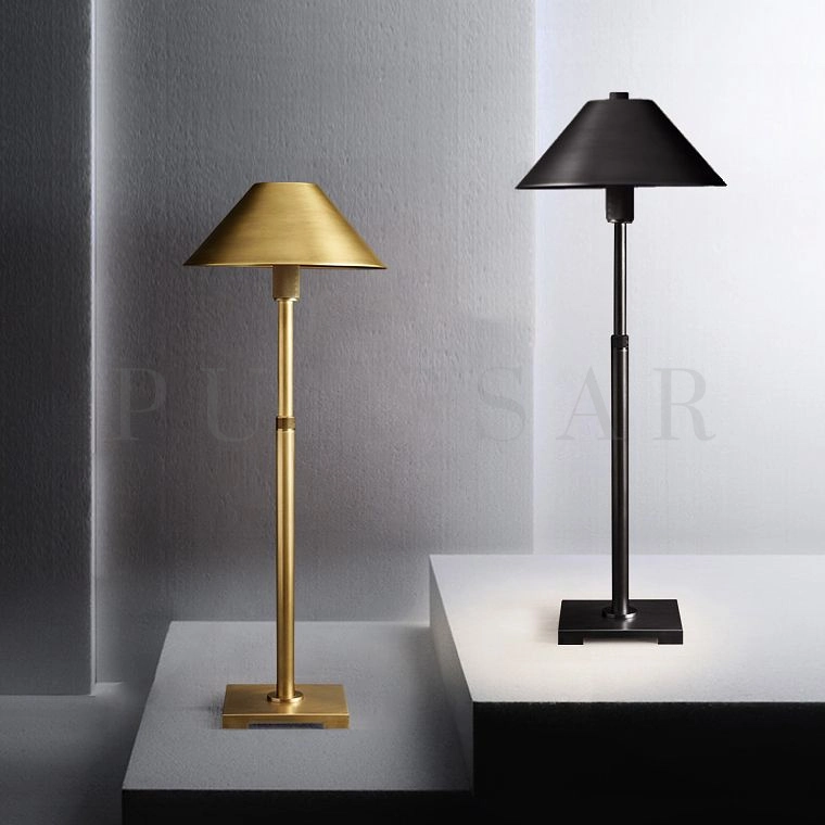 Подсветка рабочего места компьютера — две дизайнерских настольных лампы, черная и в цвете латунь