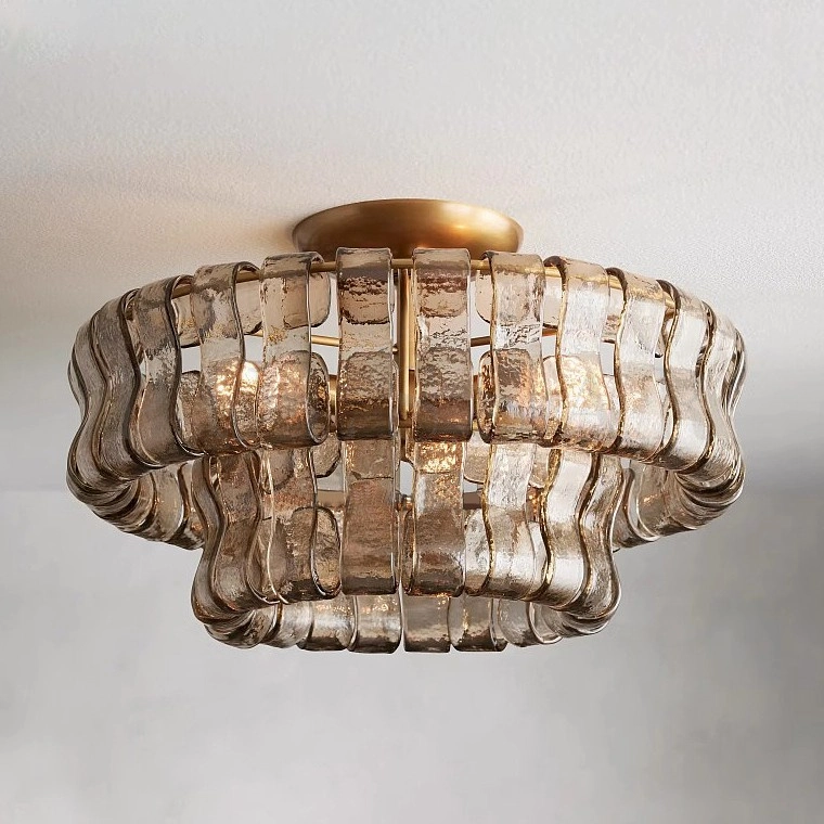 Свет на потолке в интерьере — центральная люстра с рассеянным светом для гостиной площадью 20 м²