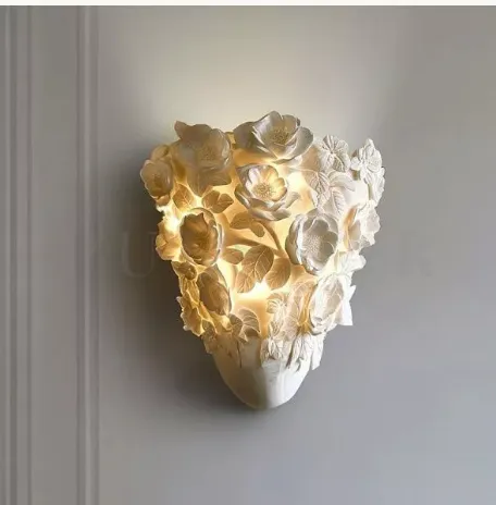 Настенное бра FLEURI WALL с композицией из объемных цветов и листьев для украшения стены в спальне или гостиной